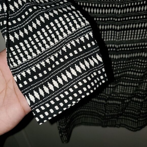3/$20 Sale H&M Black and White Print Tunic Top - Picture 3 of 5